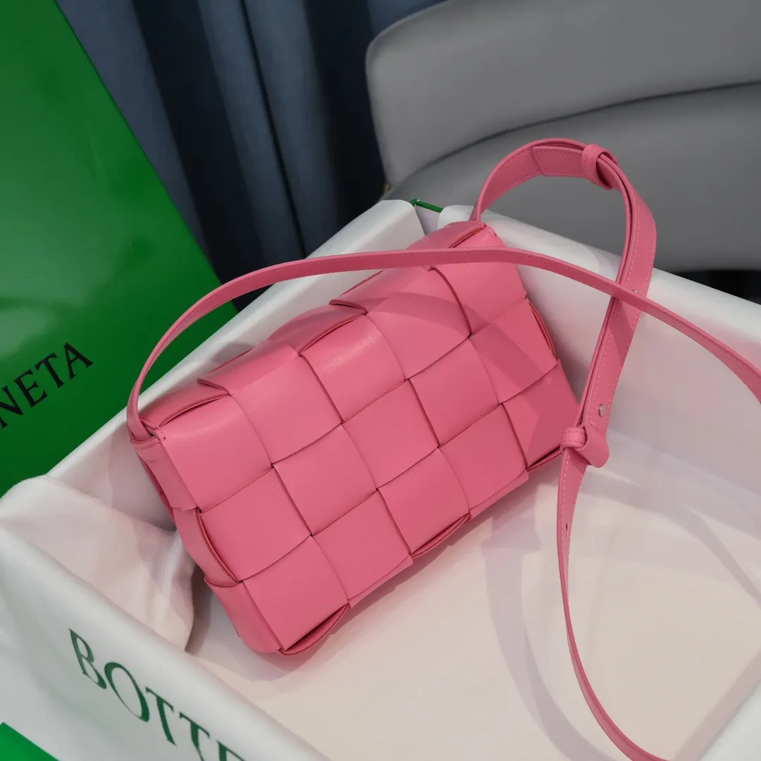Real shots 👇BV Cassette’s trendy design is earth-shakingly beautiful. The handsome style with flamboyant personality has completely changed the boring style in the past. Beauty is a topic that women can never refuse. Walking on the streets of Milan, you can see her figure everywhere. It is called tofu bag, original sheepskin: the key point is that it can be controlled by both men and women, and has become a big celebrity in the fashion circle. Size 23*15*15 [6687#]